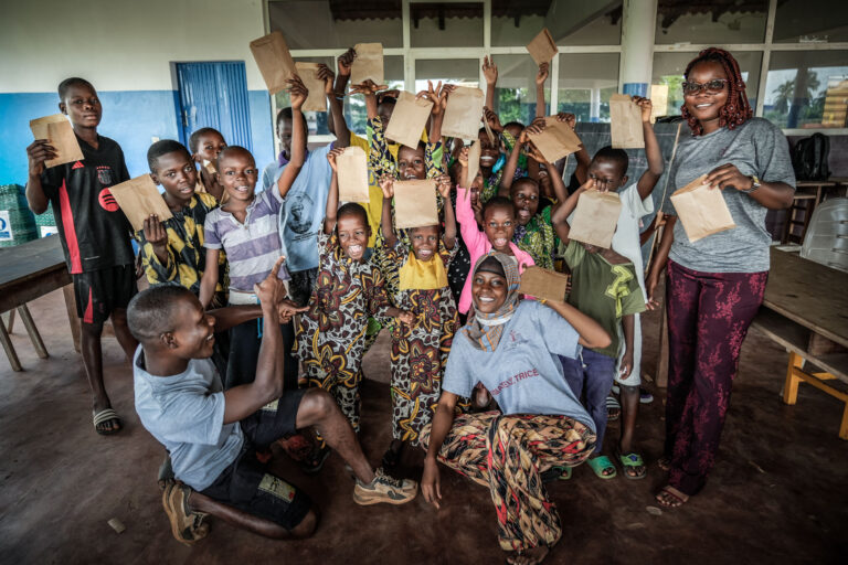 Les enfants après une animation au CEMAAC